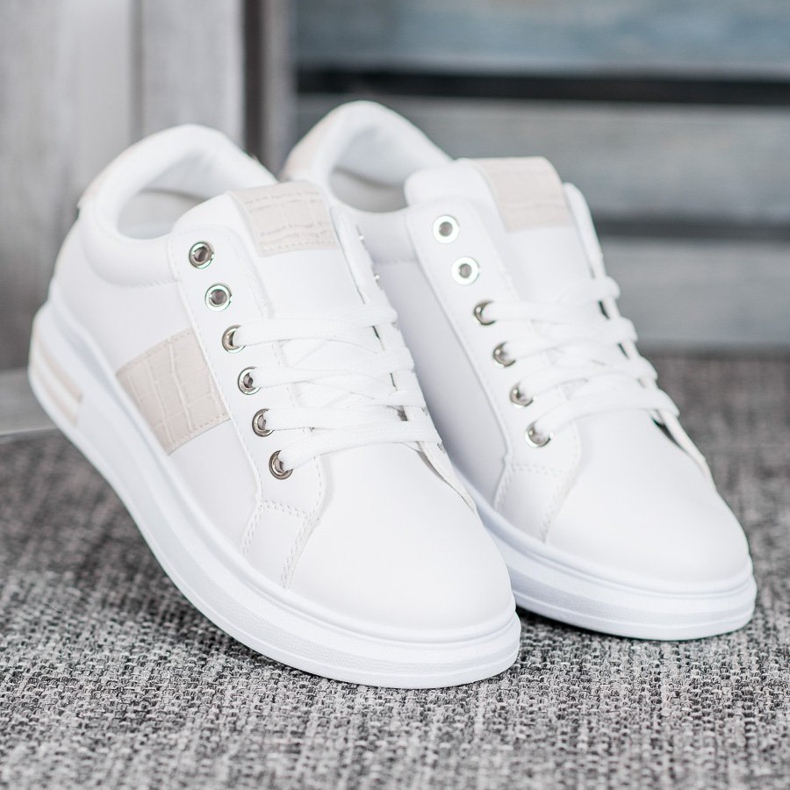 Weide Sportschuhe mit beigen Einsätzen weiß 1