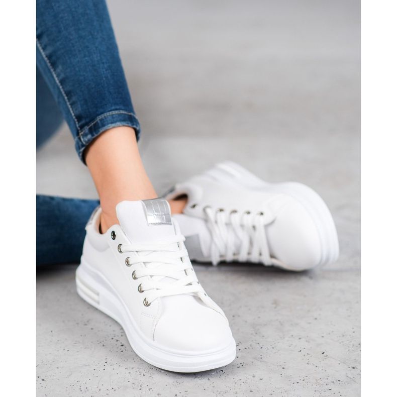 Weide Sportschuhe mit silbernen Einsätzen weiß 1