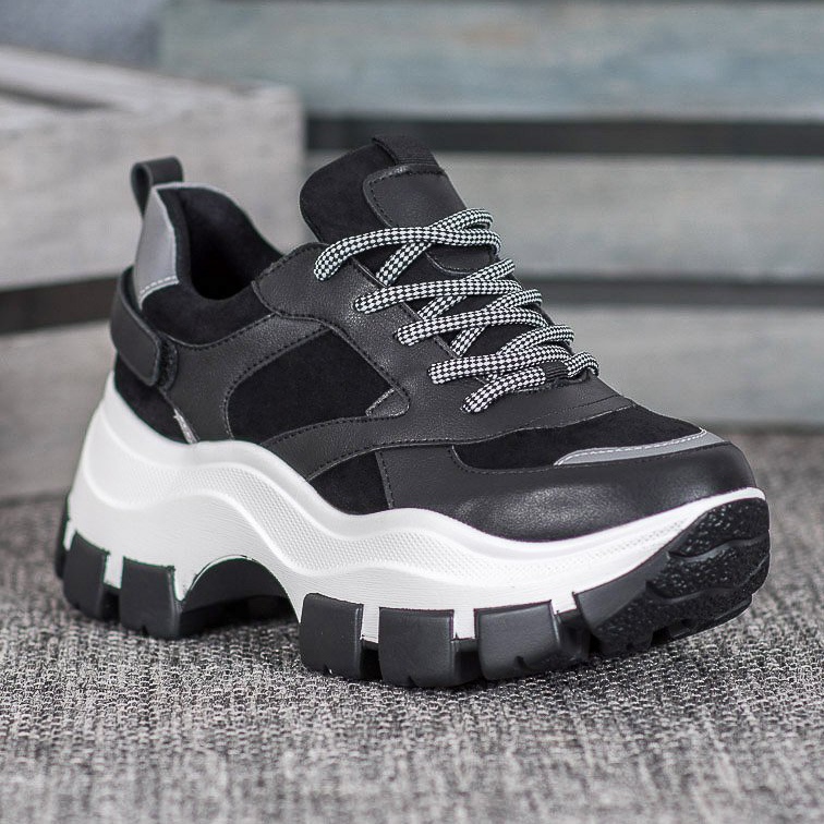 Weide Schwarze Turnschuhe auf der Plattform 1