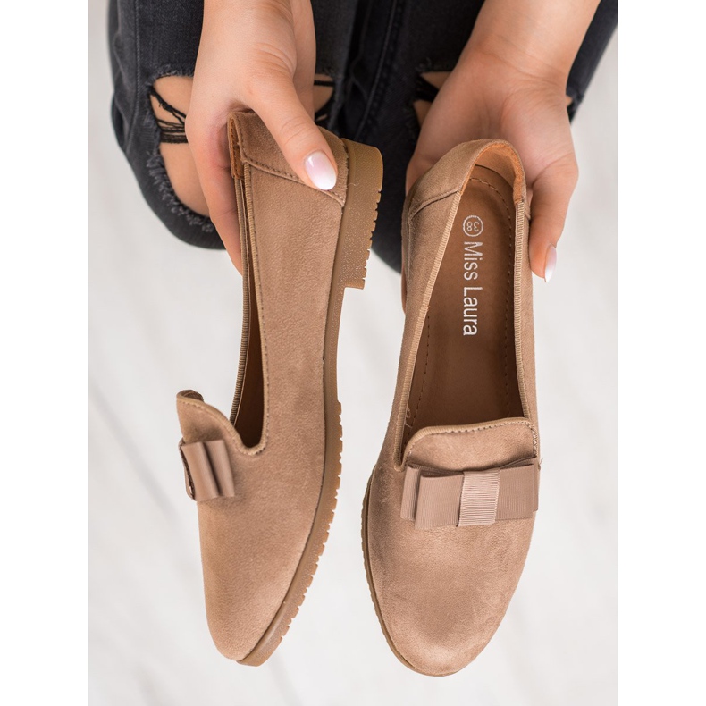 Miss Laura Lords mit einem Bogen braun 1