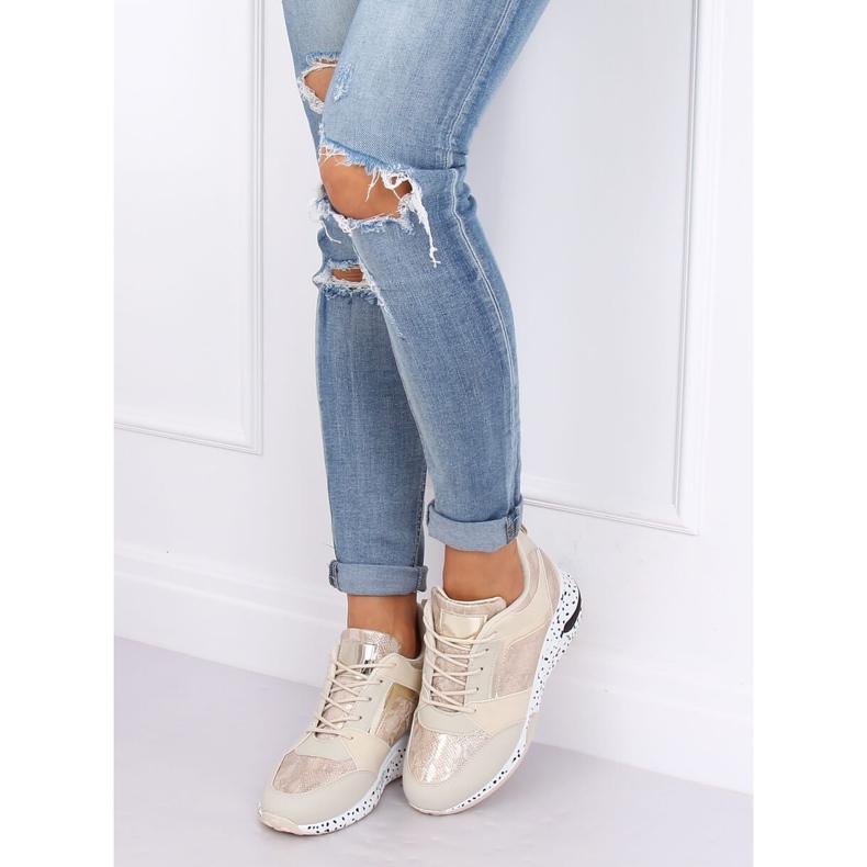 Beige und goldfarbene Sportschuhe mit Keilabsatz 1