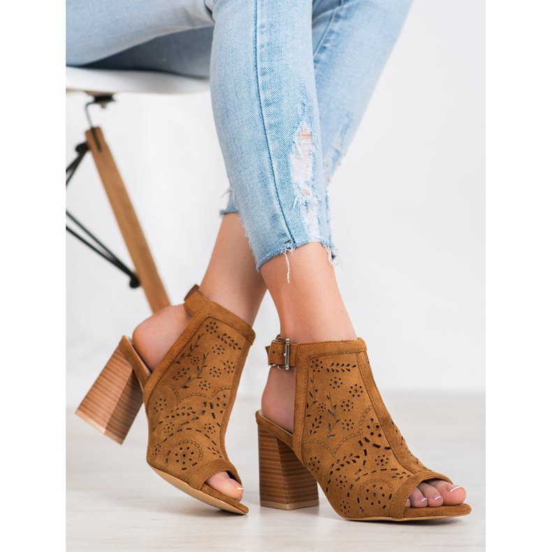 Mannika Aufgebaute durchbrochene Sandalen braun 1