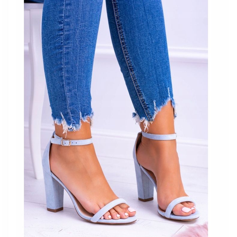 Lu Boo Wildleder Blaue Sandalen Auf Einem Ripley Bar 2