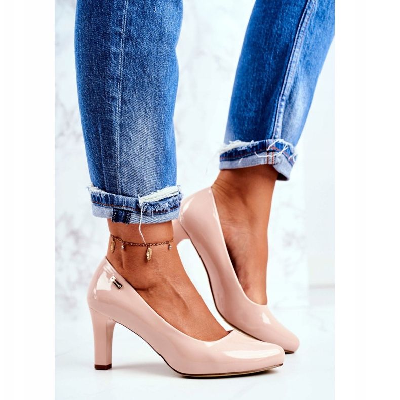 Frauenpumpen Sergio Leone lackiert auf einem beige-nackten Beitrag 2