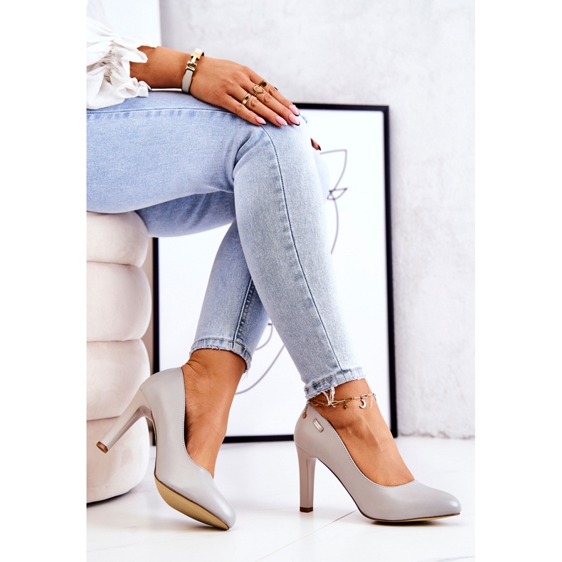 Frauenpumpen auf dem grauen Post Sergio Leone 2