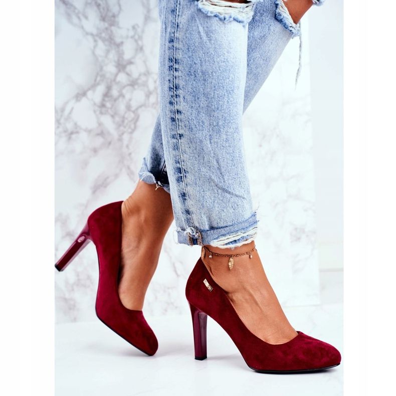 Damen Pumps aus Wildleder in Burgunderrot auf einer Bar Sergio Leone Campbell 2