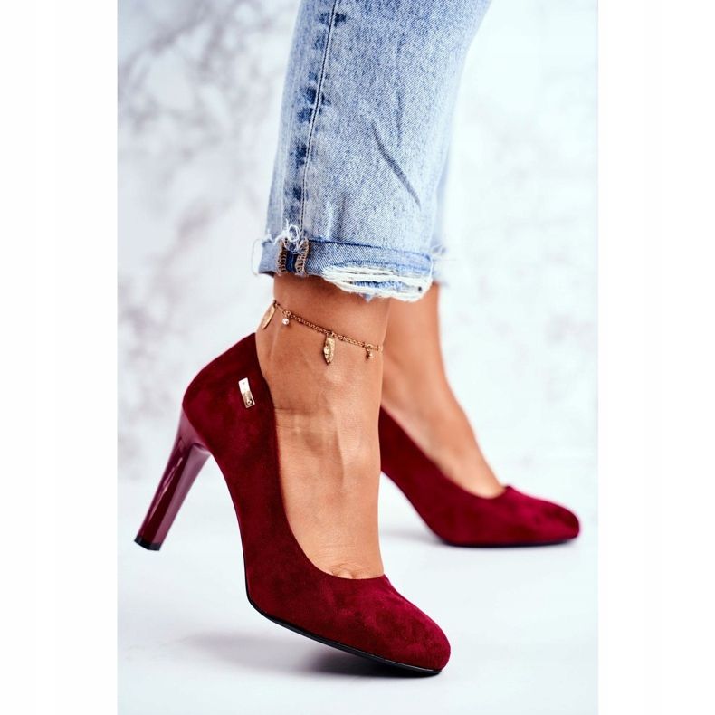Damen Pumps aus Wildleder in Burgunderrot auf einer Bar Sergio Leone Campbell 1