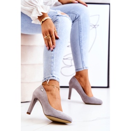 Graue Wildleder-Pumps für Damen an einer Bar Sergio Leone Campbell 1