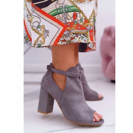 Vinceza Graue Booties Sandalen auf einer Bar Offene Zehen Grau 1