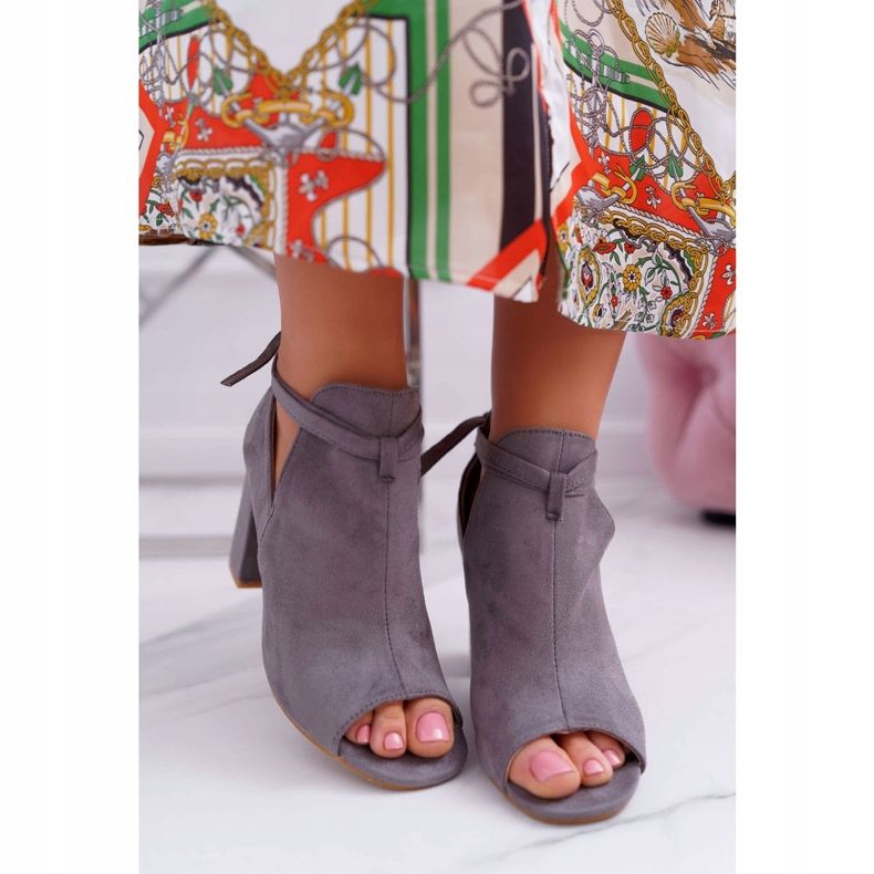 Vinceza Graue Booties Sandalen auf einer Bar Offene Zehen Grau 2