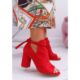 Vinceza Rote Booties Sandalen auf einer Bar Offene Zehen Grau 1