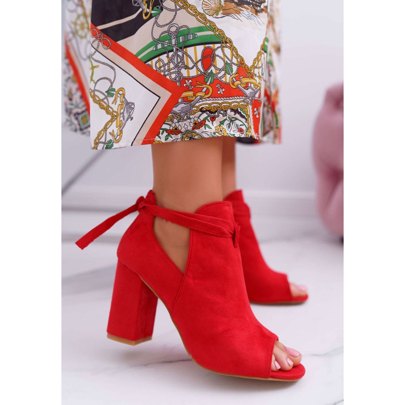 Vinceza Rote Booties Sandalen auf einer Bar Offene Zehen Grau 1