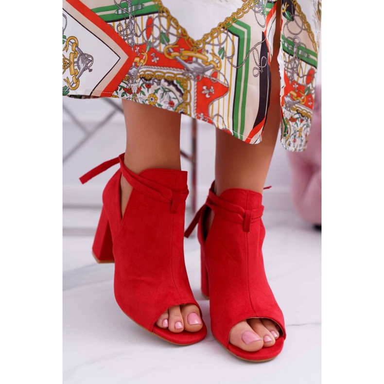 Vinceza Rote Booties Sandalen auf einer Bar Offene Zehen Grau 2