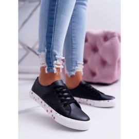 EVE Sneaker für Damen mit schwarzen durchbrochenen Blumen Loriann 1