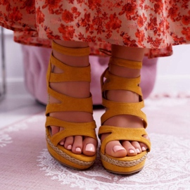 FE1 Damensandalen mit Keilabsatz, gelber String, Liluena 2