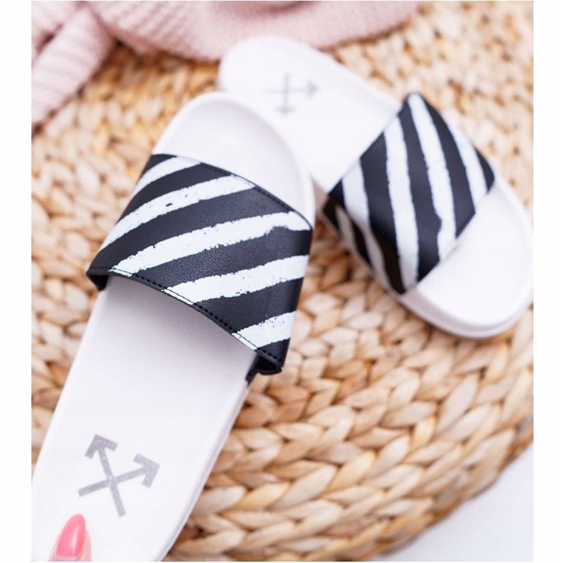 Aynna Weiße Hausschuhe für Damen schwarz 1