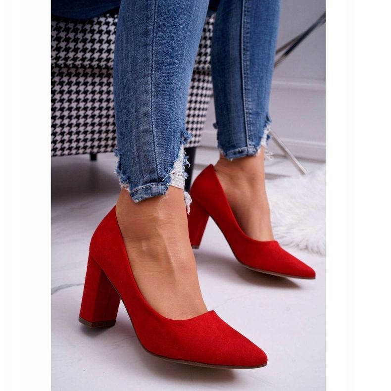 Frauenpumpen auf der Säule von Wildlederrot 1