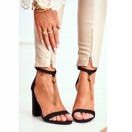 FW1 Schwarze Wildledersandalen an einer Bar mit Annick Fringe 2