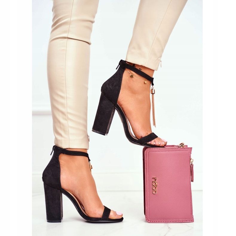 FW1 Schwarze Wildledersandalen an einer Bar mit Annick Fringe 1