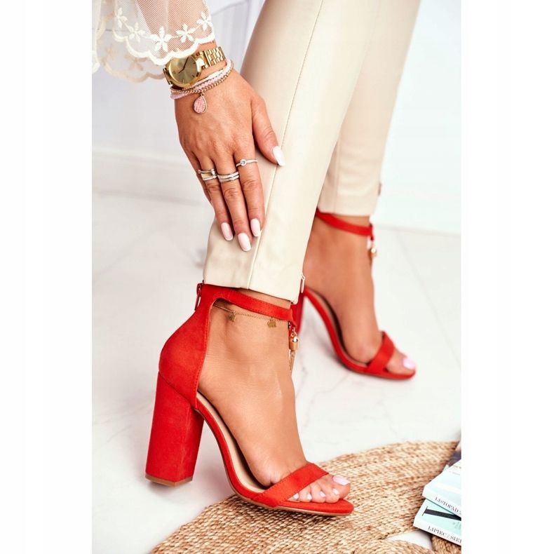 FW1 Orangefarbene Wildledersandalen an einer Bar mit Annick Fringe 2