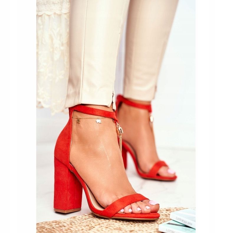 FW1 Orangefarbene Wildledersandalen an einer Bar mit Annick Fringe 1