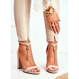 ADY Beige Wildledersandalen an einer Bar mit Annick Fringe 1