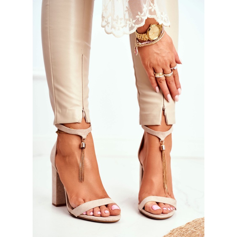ADY Beige Wildledersandalen an einer Bar mit Annick Fringe 1