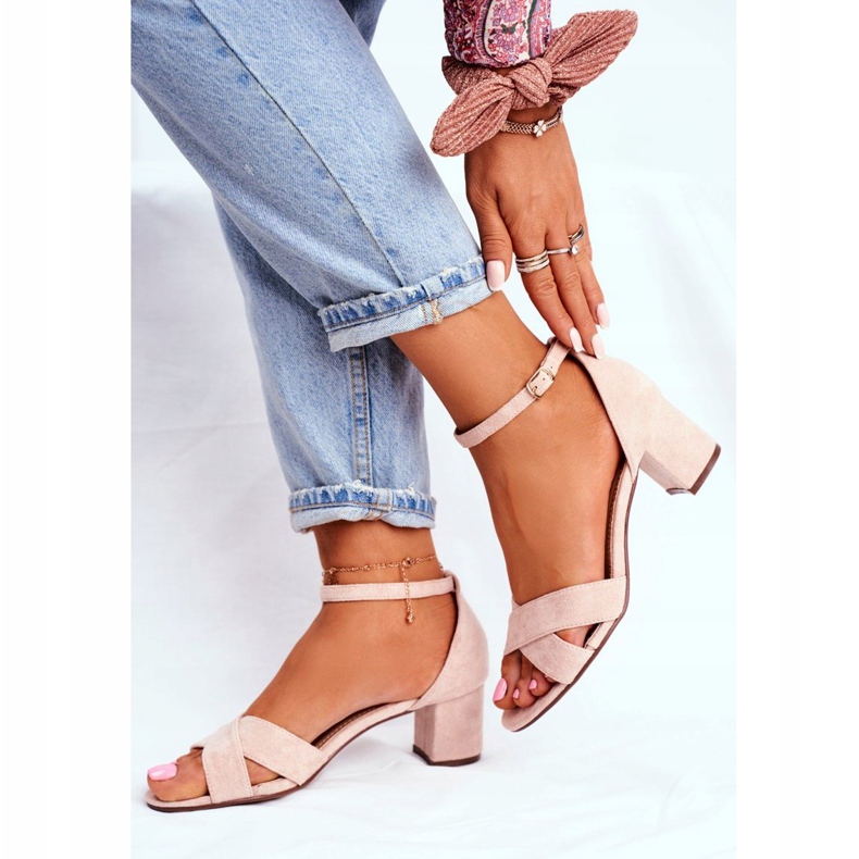 FW1 Beige Wildledersandalen auf einer Nela Bar 2