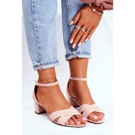 FW1 Beige Wildledersandalen auf einer Nela Bar 1