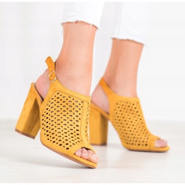 Weide Durchbrochene Sandalen an einer Bar gelb 2