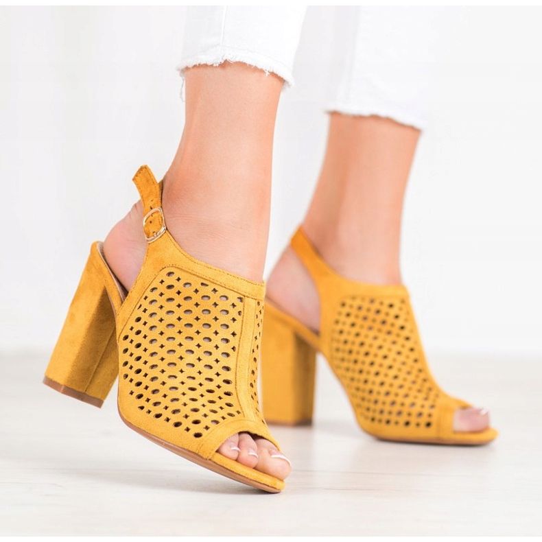 Weide Durchbrochene Sandalen an einer Bar gelb 2