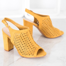 Weide Durchbrochene Sandalen an einer Bar gelb 1