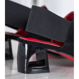 Goodin Slip-on-Schuhe auf einem Pfosten schwarz 2