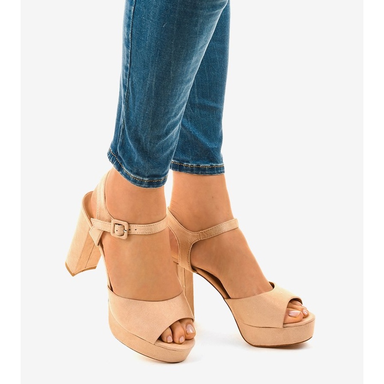 Beige Sandalen auf einem Pfosten mit Wildleder AT-0660-L 1