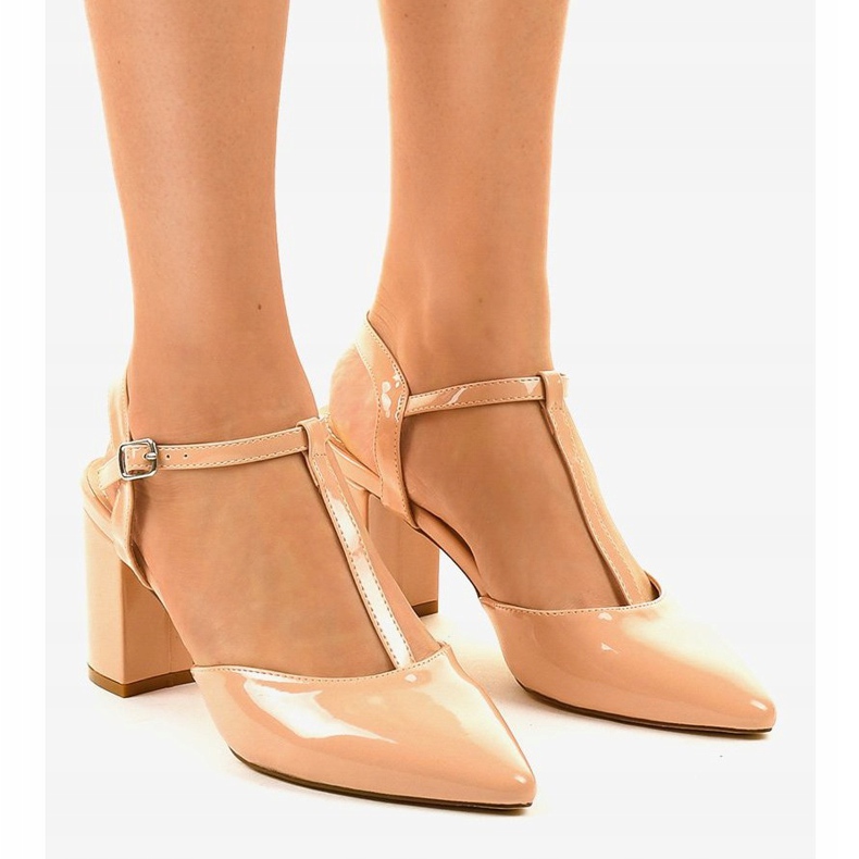 Beige Pumpen an der D85-17 Säule 1