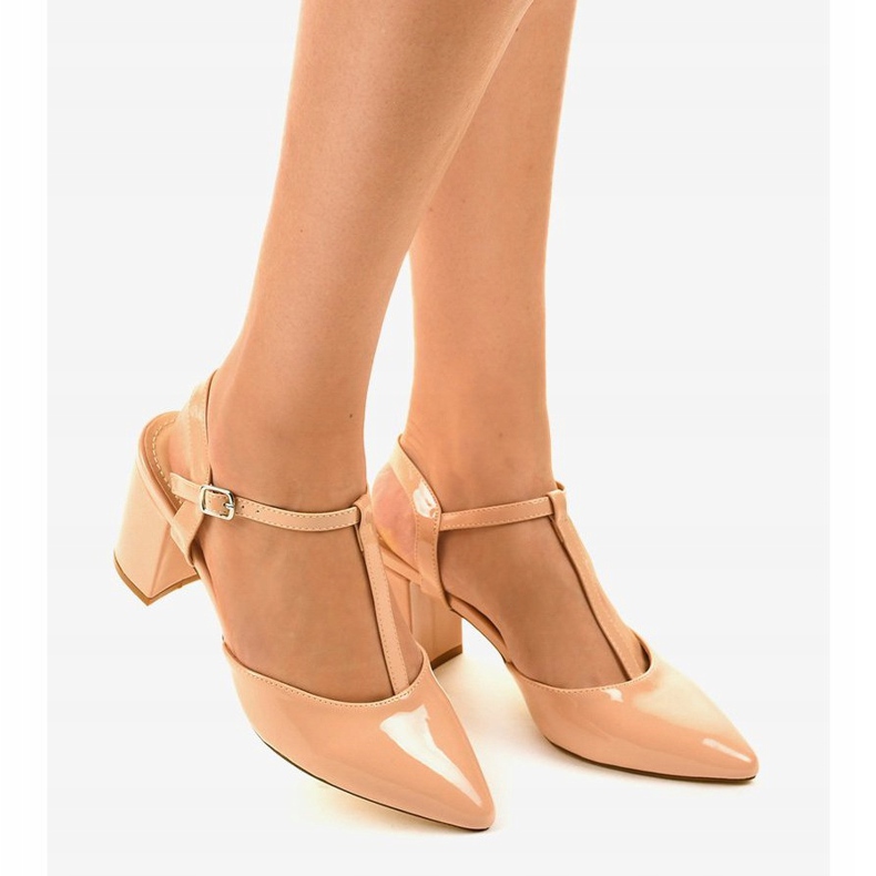 Beige Pumpen an der D85-17 Säule 2