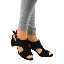 Schwarze durchbrochene Sandalen mit einem Schnitt 99-33A 1