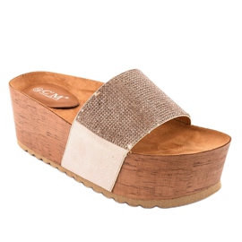 Beige Pantoffeln auf der Plattform 77-99 1