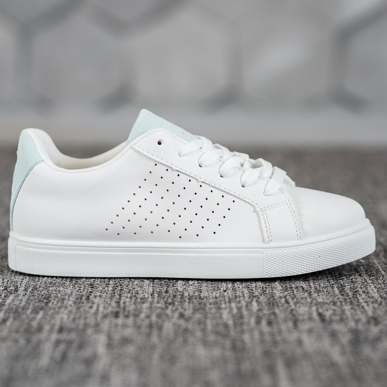 SHELOVET Weiße Schuhe mit Wildledereinsätzen 2