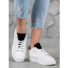 SHELOVET Weiße Schuhe mit Wildledereinsätzen 2