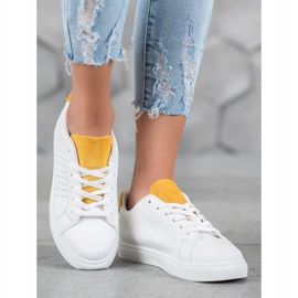 SHELOVET Weiße Schuhe mit Wildledereinsätzen 2