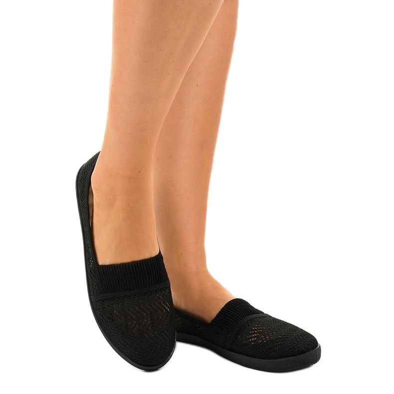 Schwarze CB1711 Slip-On Sneakers mit Lochmuster 1