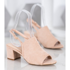 Small Swan Beige Schuhe an einer Bar 1