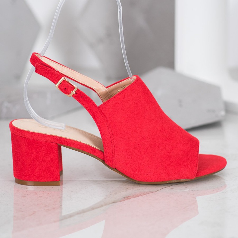 Small Swan Rote Schuhe auf einem Pfosten 2