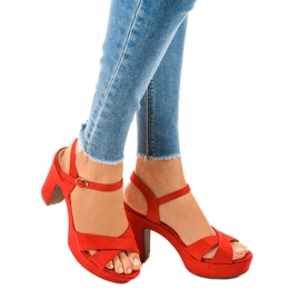 Rote Sandalen am Pfosten JC15017 1