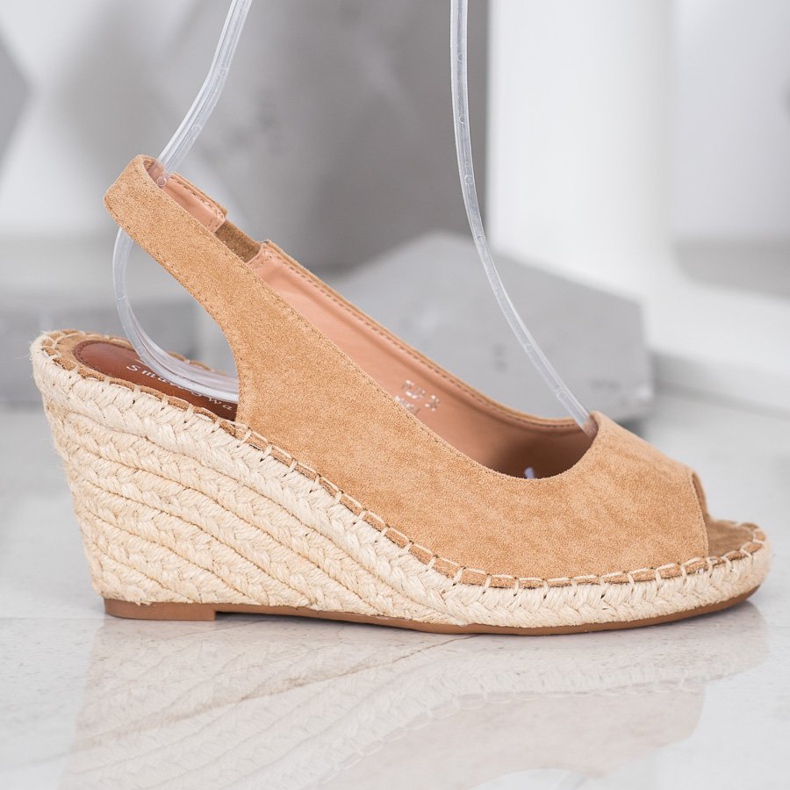 Small Swan Braune Sandalen auf einem hohen Keil 1