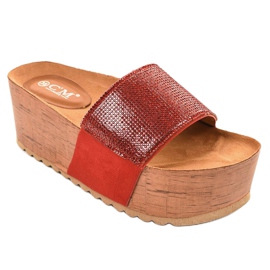 Rote Pantoffeln auf dem Bahnsteig 77-99 1