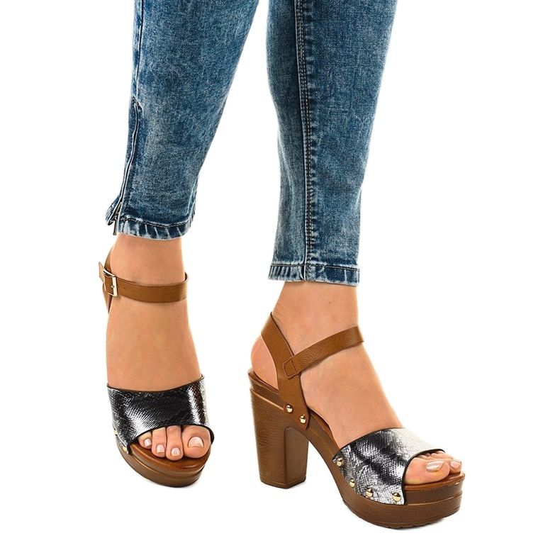 Schwarze Sandalen mit hohen Absätzen 150-615 1