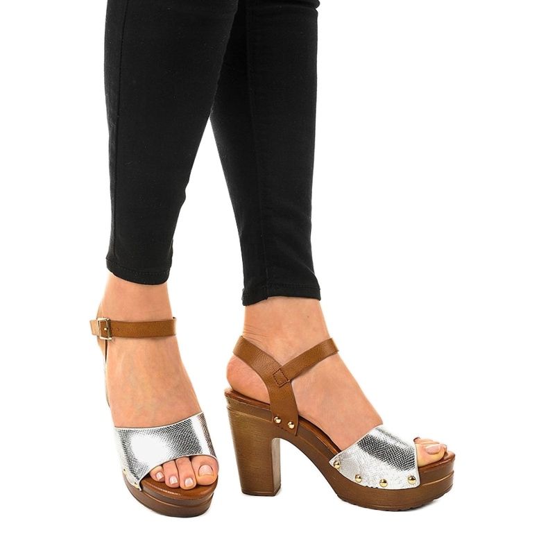 Silberne Sandalen mit hohen Absätzen 150-615 braun grau 1