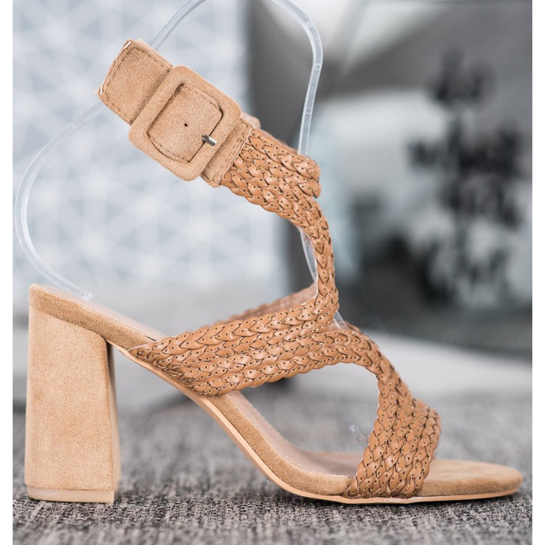 SHELOVET Geflochtene Sandalen an einer Bar braun 2